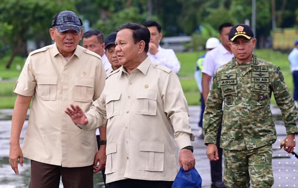 Menteri Pertahanan Sjafrie Sjamsoeddin, Presiden Prabowo Subianto dan Panglima TNI Agus Subiyanto saat mengunjungi Korban Bencana Lingkungan di Sumatera
