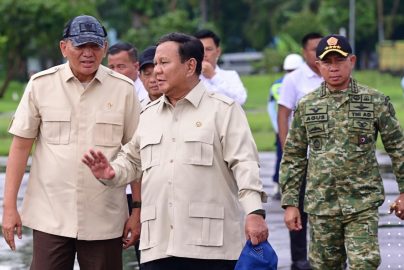 Menteri Pertahanan Sjafrie Sjamsoeddin, Presiden Prabowo Subianto dan Panglima TNI Agus Subiyanto saat mengunjungi Korban Bencana Lingkungan di Sumatera