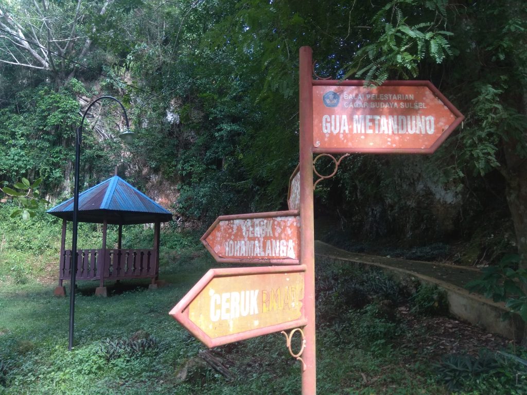 Papan penunjuk arah gua