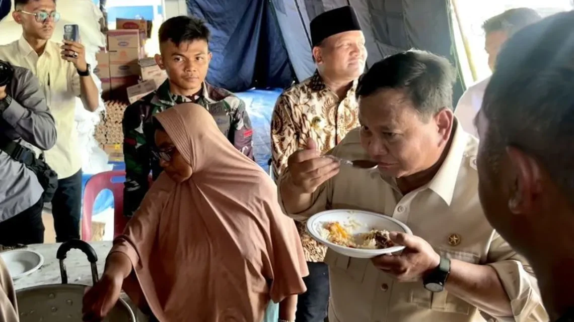 Prabowo Cicipi Menu Korban Bencana
