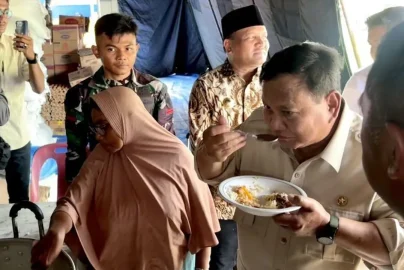 Prabowo Cicipi Menu Korban Bencana
