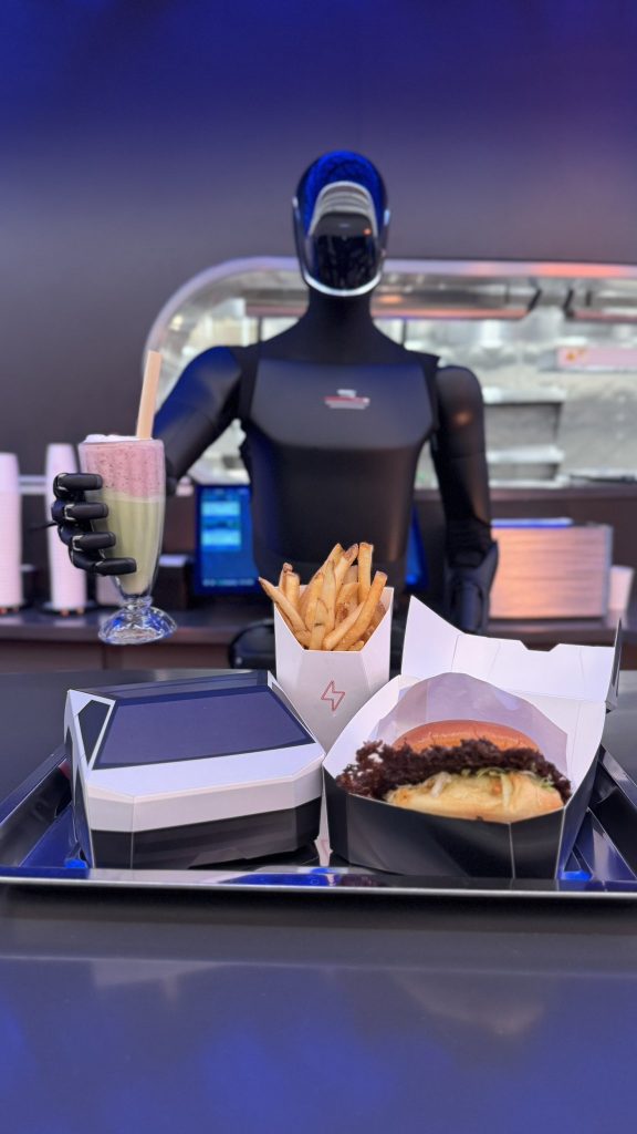 Robot Tesla Optimus melayani pengunjung yang memesan makanan