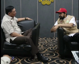 Bahasa Tubuh Muzakkir Manaf (Muallem), dengan Menteri Pertahanan, Sjafrie Sjamsoeddin, di Bandara Sultan Iskandar Muda