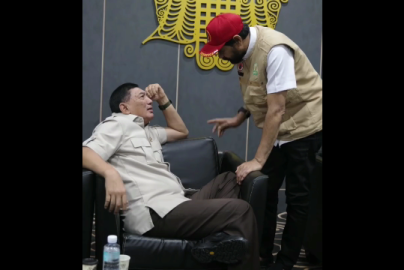 Bahasa Tubuh Muzakkir Manaf (Muallem), dengan Menteri Pertahanan, Sjafrie Sjamsoeddin, di Bandara Sultan Iskandar Muda