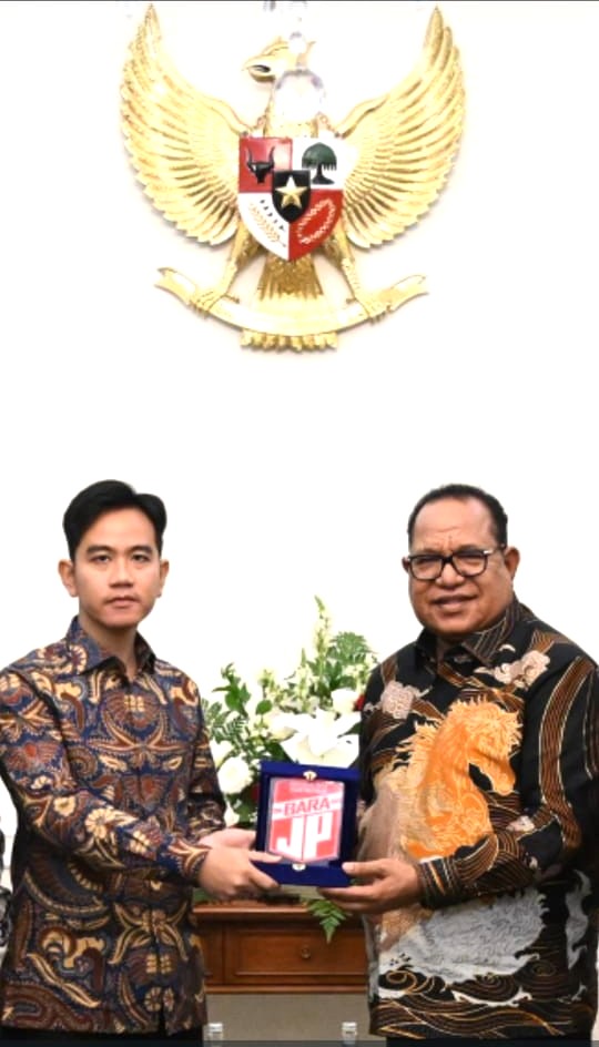 Willem Frans Ansanay bersama Wakil Presiden, Gibran Rakabuming Raka