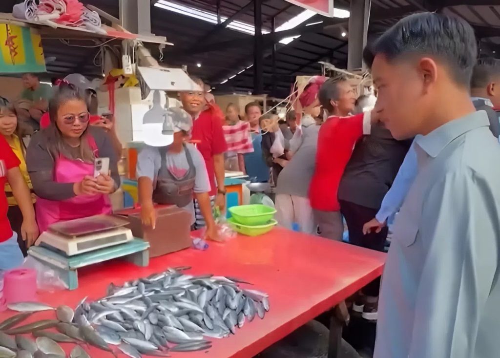 Wakil Presiden Gibran Rakabuming Raka mengamati pedagang ikan di Pasar Tradisional Manado