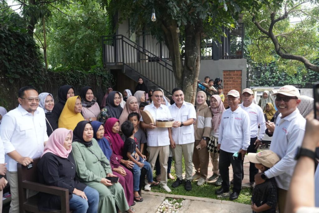 Wakil Ketua DPR RI Sufmi Dasco Ahmad (tengah) berdialog dengan warga saat menyerap aspirasi di Pondok Aren, Tangerang Selatan, sambil mendorong pemanfaatan Program Makan Bergizi Gratis (MBG) untuk memperkuat ekonomi lokal.