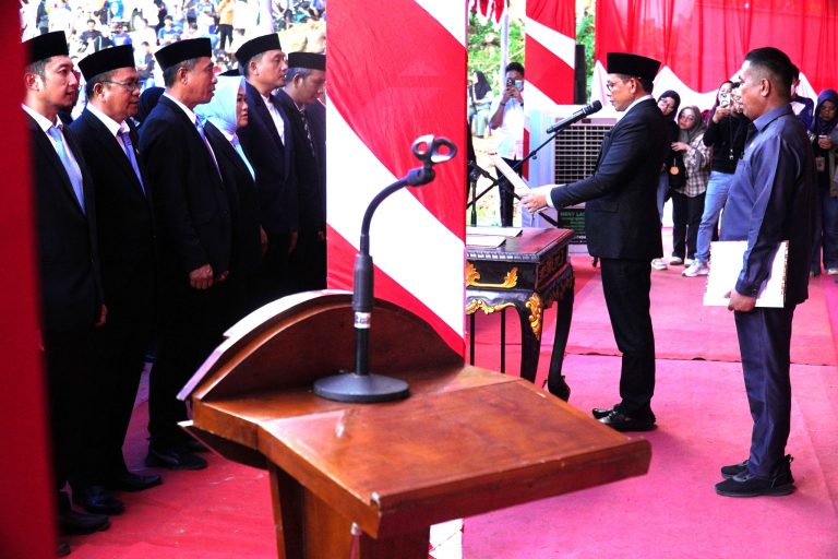 Bupati Konawe, Yusran Akbar, memimpin pengambilan di Tempat Pembuangan Akhir (TPA) Sampah