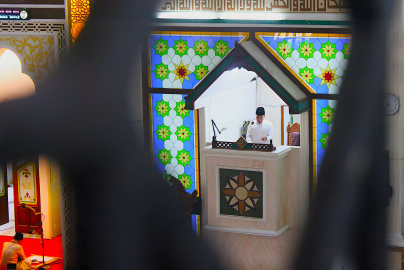 Gubernur Sulawesi Tenggara, Andi Sumangerukka Shalat Idul Fitri di Mesjid Al Kautsar Kendari