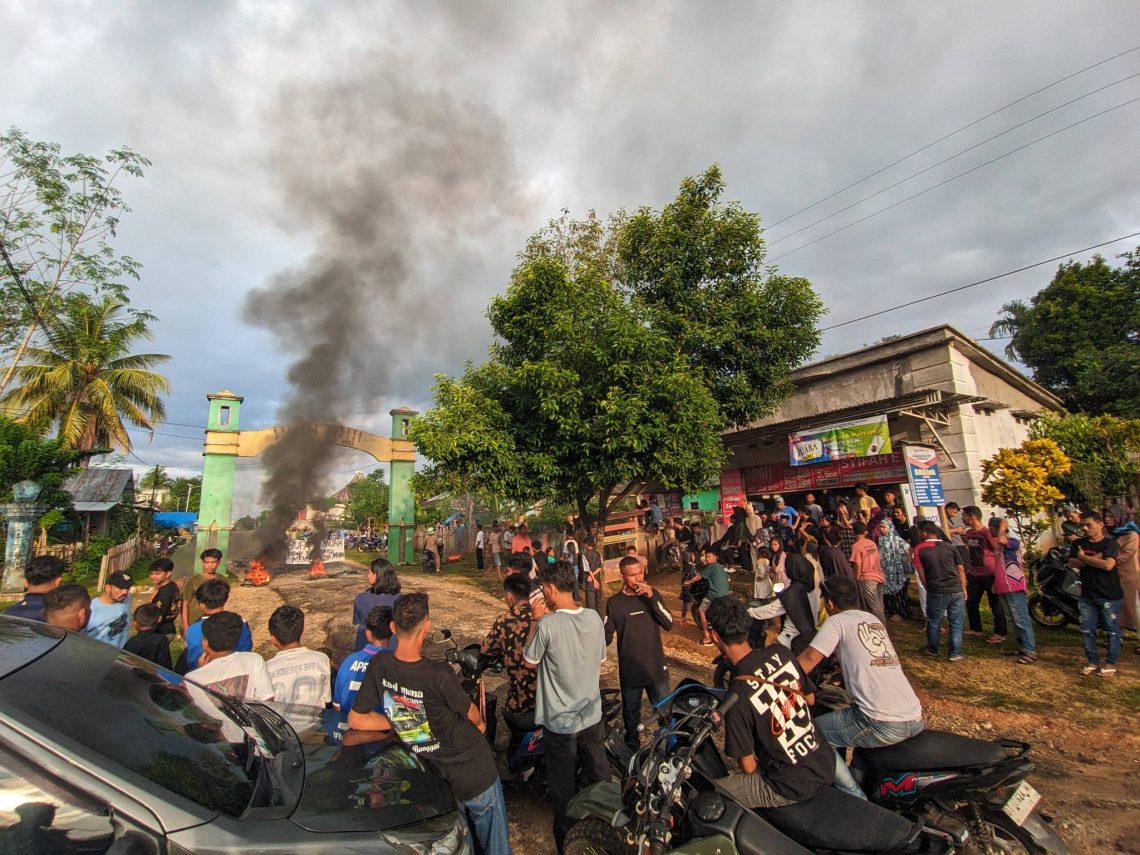 Warga Blokade jalan Lohia Kabupaten Muna