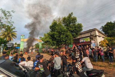 Warga Blokade jalan Lohia Kabupaten Muna