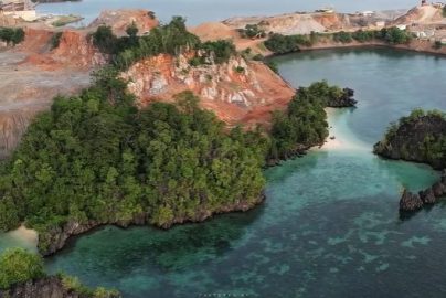 Kerusakan kawasan Pantai Kartika dan Pulau Senja di Moramo Konawe Selatan akibat aktivitas tambang batu gamping di wilayah pesisir.