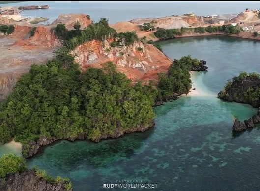 Kerusakan kawasan Pantai Kartika dan Pulau Senja di Moramo Konawe Selatan akibat aktivitas tambang batu gamping di wilayah pesisir.