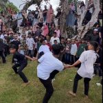 Sejumlah pemuda mengikuti tradisi Posepa’a di Keraton Liya Wakatobi dengan saling menendang dalam ritual adat usai Idul Adha yang disaksikan ratusan warga.