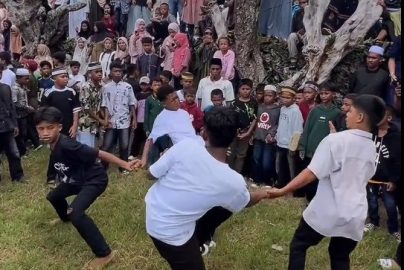 Sejumlah pemuda mengikuti tradisi Posepa’a di Keraton Liya Wakatobi dengan saling menendang dalam ritual adat usai Idul Adha yang disaksikan ratusan warga.