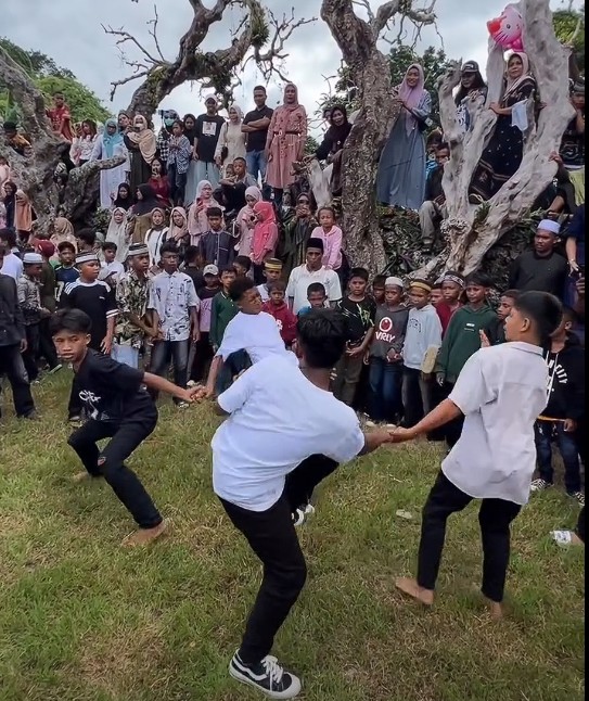 Sejumlah pemuda mengikuti tradisi Posepa’a di Keraton Liya Wakatobi dengan saling menendang dalam ritual adat usai Idul Adha yang disaksikan ratusan warga.