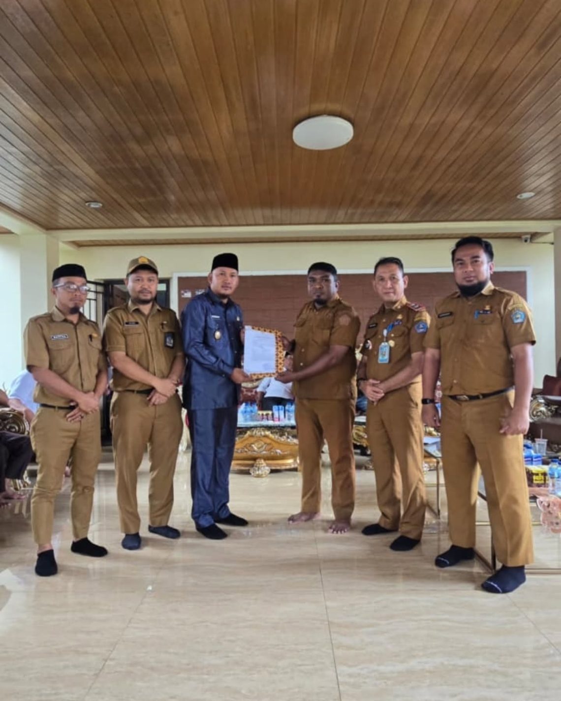 Wakil Wali Kota Kendari Sudirman menyerahkan surat perintah kepada Pelaksana Tugas (Plt) Lurah Talia dan Plt Lurah Poasia didampingi Sekda Kota Kendari dan pejabat BKPSDM, Senin (15/6/2026).
