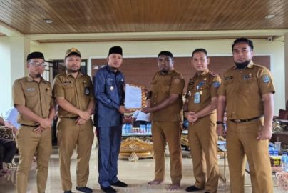 Wakil Wali Kota Kendari Sudirman menyerahkan surat perintah kepada Pelaksana Tugas (Plt) Lurah Talia dan Plt Lurah Poasia didampingi Sekda Kota Kendari dan pejabat BKPSDM, Senin (15/6/2026).