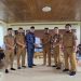 Wakil Wali Kota Kendari Sudirman menyerahkan surat perintah kepada Pelaksana Tugas (Plt) Lurah Talia dan Plt Lurah Poasia didampingi Sekda Kota Kendari dan pejabat BKPSDM, Senin (15/6/2026).