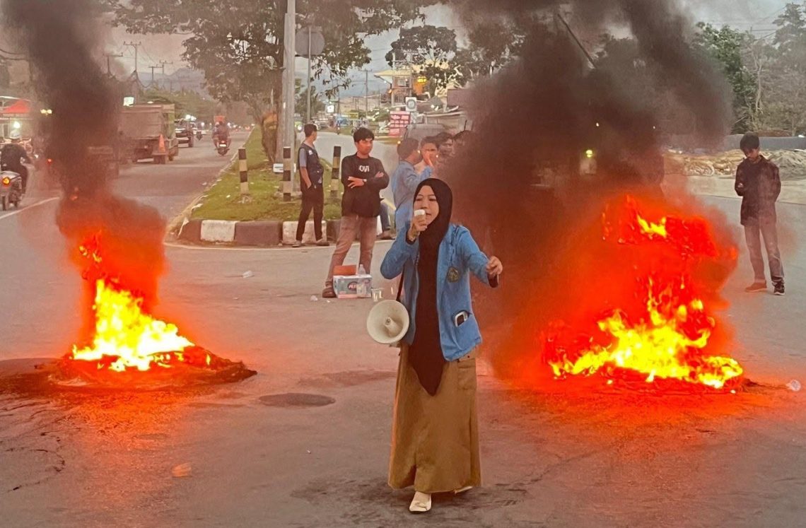 Risdawati, Presiden Mahasiswa IAIN Kendari melakukan aksi protes terhadap Pemerintah