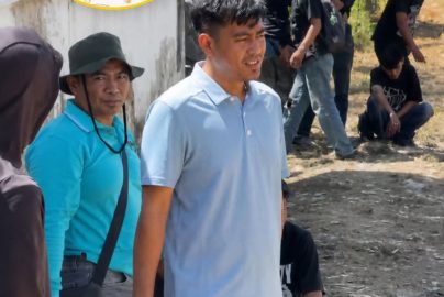 Bupati Rifqi Saifullah Razak turun langsung mendampingi mahasiswa dalam kegiatan kerja bakti di Asrama Mahasiswa Wawonii di Kota Kendari, Sabtu (20/06/2026)
