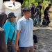 Bupati Rifqi Saifullah Razak turun langsung mendampingi mahasiswa dalam kegiatan kerja bakti di Asrama Mahasiswa Wawonii di Kota Kendari, Sabtu (20/06/2026)