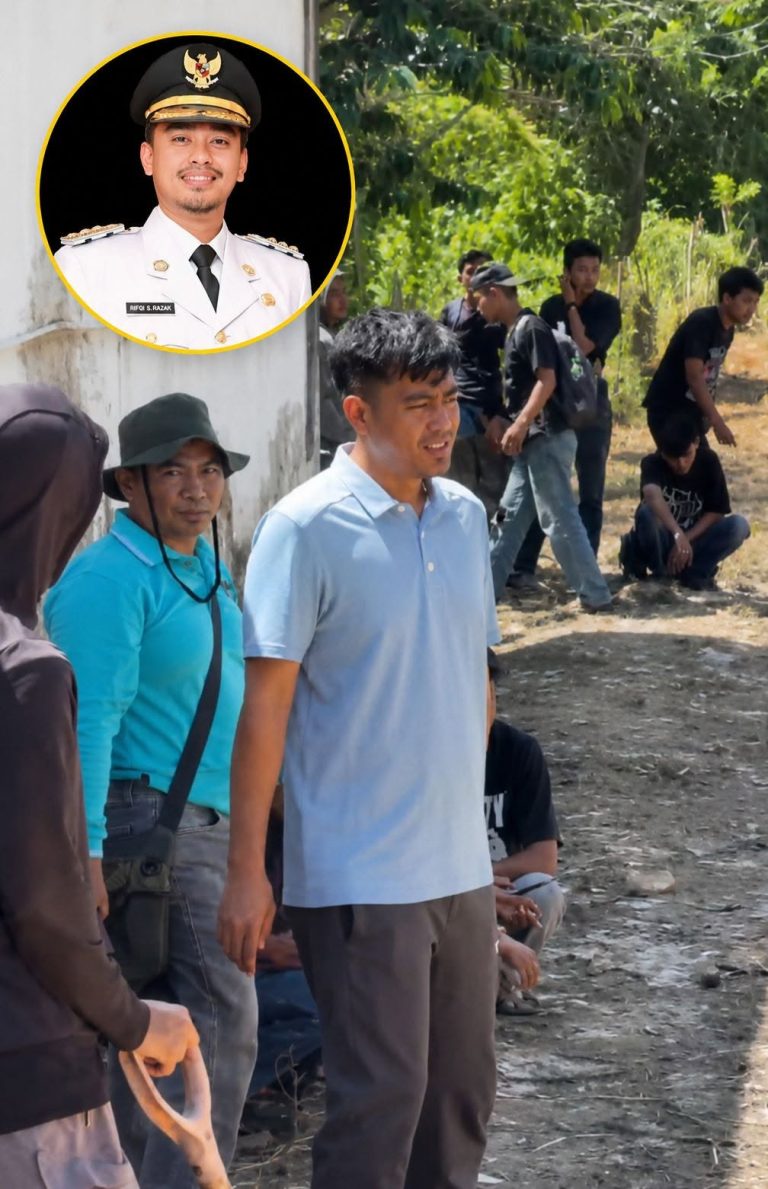 Bupati Rifqi Saifullah Razak turun langsung mendampingi mahasiswa dalam kegiatan kerja bakti di Asrama Mahasiswa Wawonii di Kota Kendari, Sabtu (20/06/2026)