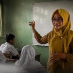 Hasrianti, seorang guru di SMP Negeri 2 Baubau, kepastian itu hilang sejak 6 April 2020. Sudah 73 bulan berlalu. Selama itu pula, Hasrianti mengaku tidak lagi menerima gaji sebagai aparatur sipil negara (ASN), meski dirinya menyatakan tetap menjalankan tugas sebagai pendidik.