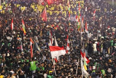 Ribuan mahasiswa dan elemen masyarakat memadati kawasan aksi demonstrasi dengan membawa bendera Merah Putih dan berbagai panji organisasi sebagai bentuk protes terhadap kebijakan pemerintah.