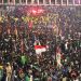 Ribuan mahasiswa dan elemen masyarakat memadati kawasan aksi demonstrasi dengan membawa bendera Merah Putih dan berbagai panji organisasi sebagai bentuk protes terhadap kebijakan pemerintah.