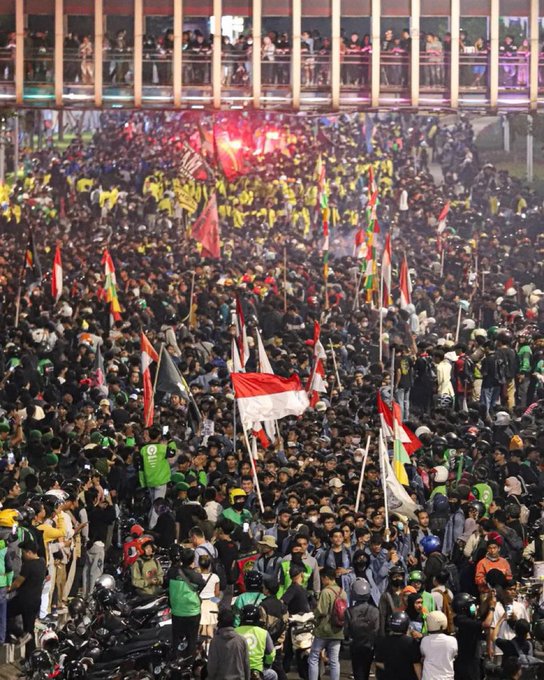 Ribuan mahasiswa dan elemen masyarakat memadati kawasan aksi demonstrasi dengan membawa bendera Merah Putih dan berbagai panji organisasi sebagai bentuk protes terhadap kebijakan pemerintah.
