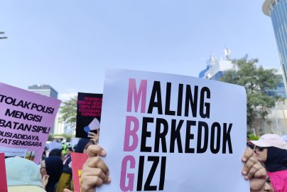 Peserta aksi Aliansi Perempuan Indonesia (API) mengangkat poster bertuliskan "Maling Berkedok Gizi" saat demonstrasi di kawasan Jakarta Pusat, Kamis (18/6/2026). Aksi tersebut menyuarakan berbagai tuntutan terkait kondisi ekonomi dan kebijakan pemerintah.