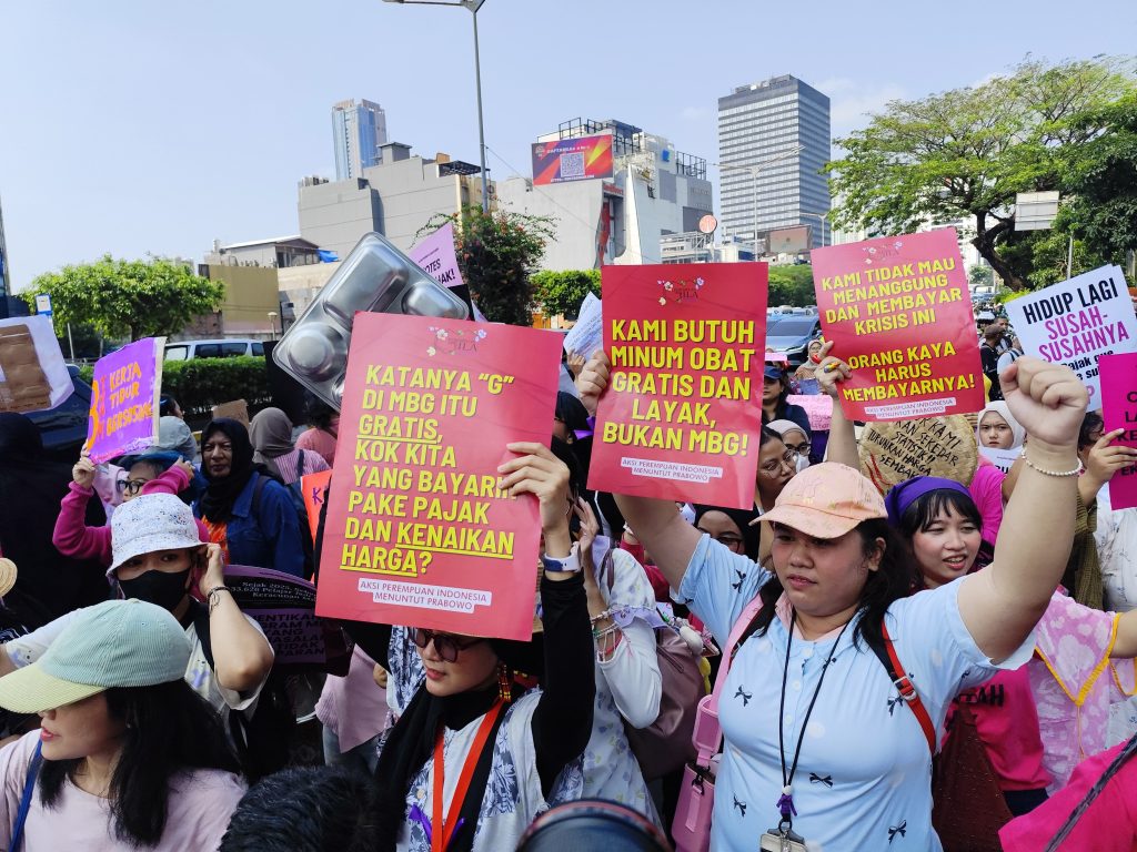 Sejumlah peserta aksi Aliansi Perempuan Indonesia (API) mengangkat poster berisi kritik terhadap program Makan Bergizi Gratis (MBG) dan kondisi ekonomi saat berunjuk rasa di Jakarta, Kamis (18/6/2026). Dok. Istimewa