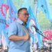 Menteri Lingkungan Hidup/Kepala Badan Pengendalian Lingkungan Hidup (KLH/BPLH) Moh Jumhur Hidayat menyampaikan orasi di hadapan massa dengan latar bendera organisasi buruh dan peserta aksi yang memadati lokasi kegiatan.