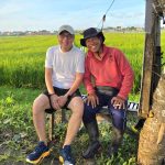 Tantowi Yahya berfoto bersama seorang petani di area persawahan hijau di Bali