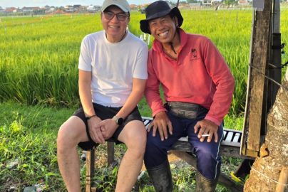 Tantowi Yahya berfoto bersama seorang petani di area persawahan hijau di Bali