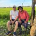 Tantowi Yahya berfoto bersama seorang petani di area persawahan hijau di Bali