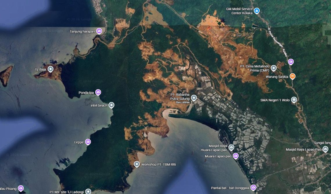 Citra satelit lokasi tambang PT Babarina Putra Sulung di Desa Muara Lapaopao, Kecamatan Wolo, Kabupaten Kolaka, Sulawesi Tenggara, yang memperlihatkan area pertambangan di kawasan pesisir dan sejumlah fasilitas perusahaan di sekitarnya.