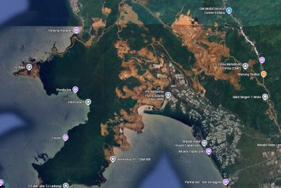 Citra satelit lokasi tambang PT Babarina Putra Sulung di Desa Muara Lapaopao, Kecamatan Wolo, Kabupaten Kolaka, Sulawesi Tenggara, yang memperlihatkan area pertambangan di kawasan pesisir dan sejumlah fasilitas perusahaan di sekitarnya.
