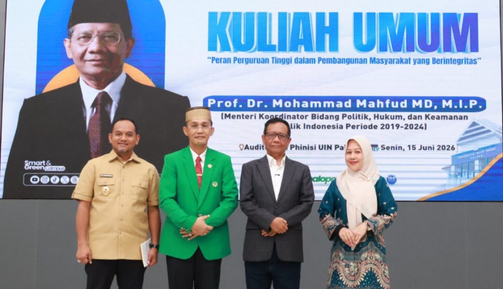 Mantan Menko Polhukam Mahfud MD berfoto bersama pimpinan Universitas Islam Negeri (UIN) Palopo dalam kuliah umum bertema peran perguruan tinggi dalam pembangunan masyarakat yang berintegritas di Auditorium Phinisi UIN Palopo, Senin, 15 Juni 2026.