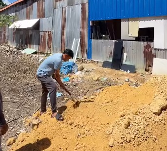 Bupati Rifqi Saifullah Razak turun langsung mendampingi mahasiswa dalam kegiatan kerja bakti di Asrama Mahasiswa Wawonii di Kota Kendari, Sabtu (20/06/2026)