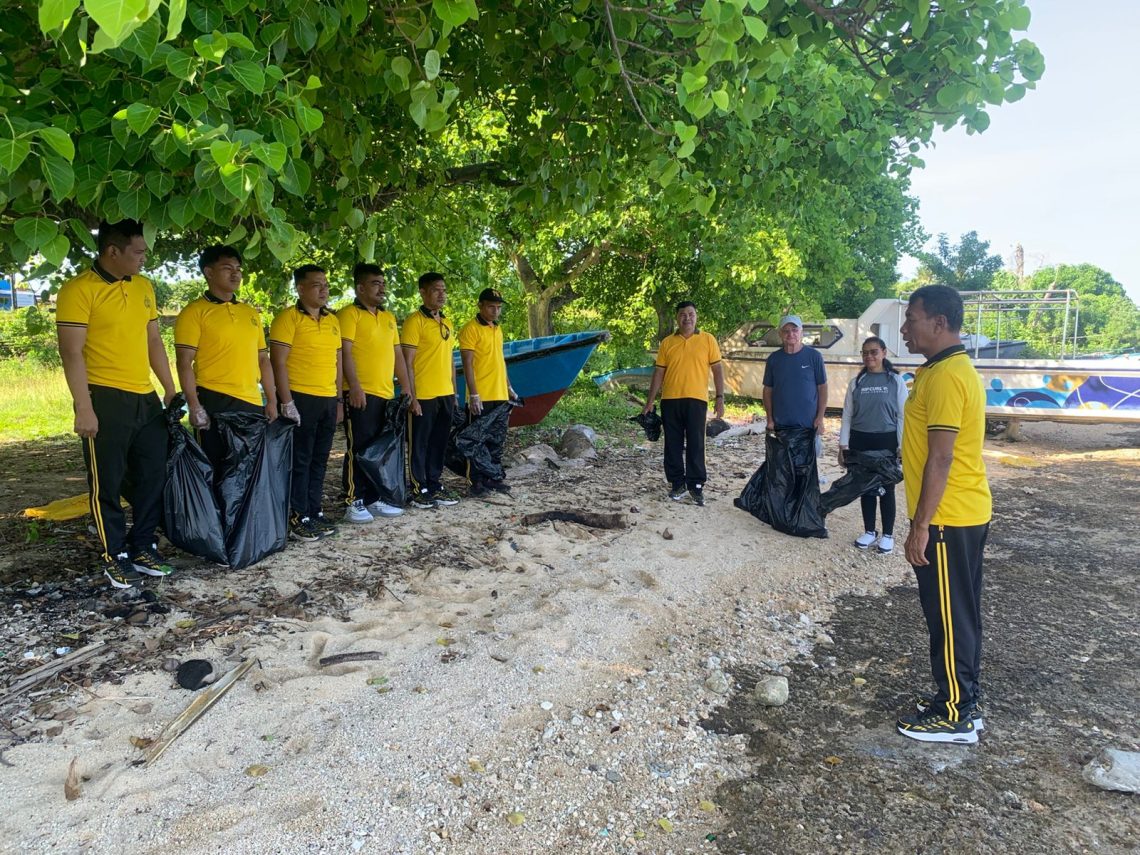 Personel Polres Pulau Morotai bersama mitra swasta mengikuti apel sebelum melaksanakan aksi bersih-bersih di kawasan Pantai Army Dock, Desa Pandanga, Kecamatan Morotai Selatan, dalam rangka memperingati Hari Bhayangkara ke-80 tahun 2026.