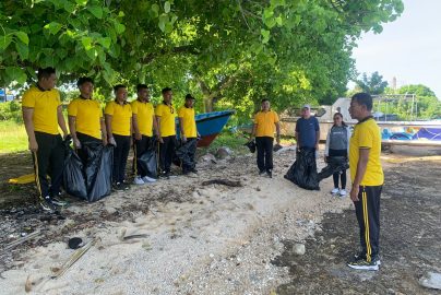 Personel Polres Pulau Morotai bersama mitra swasta mengikuti apel sebelum melaksanakan aksi bersih-bersih di kawasan Pantai Army Dock, Desa Pandanga, Kecamatan Morotai Selatan, dalam rangka memperingati Hari Bhayangkara ke-80 tahun 2026.