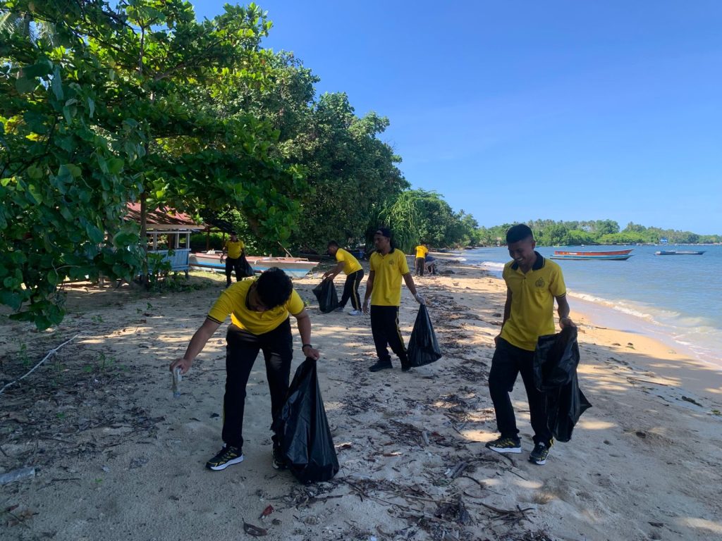 Pulau Morotai, Maluku Utara — Personel Polres Pulau Morotai bersama CV Boomtale melaksanakan aksi bersih-bersih di kawasan Pantai Army Dock, Desa Pandanga, Kecamatan Morotai Selatan, Sabtu (20/6/2026). Foto: Istimewa