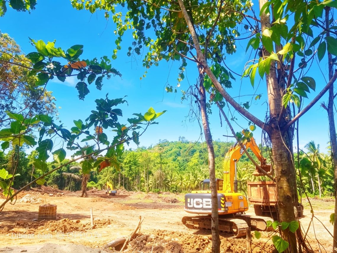 Alat berat ekskavator beroperasi melakukan pembukaan lahan untuk lokasi penampungan material AMP dan pembangunan mes di Desa Cucumare, Kecamatan Morotai Selatan Barat, Kabupaten Pulau Morotai.