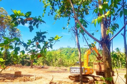 Alat berat ekskavator beroperasi melakukan pembukaan lahan untuk lokasi penampungan material AMP dan pembangunan mes di Desa Cucumare, Kecamatan Morotai Selatan Barat, Kabupaten Pulau Morotai.