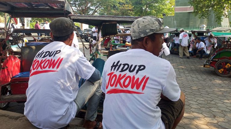 Sejumlah pengemudi becak mengenakan kaus bertuliskan "Hidup Jokowi" saat menghadiri kegiatan konsolidasi Partai Solidaritas Indonesia (PSI) di Lampung.