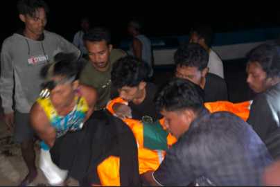 Sejumlah warga mengevakuasi jenazah nelayan Sofyan Awat (54) setelah tersambar petir saat memancing di perairan perbatasan Desa Bido dan Desa Yao, Kabupaten Pulau Morotai, Kamis (18/6/2026).