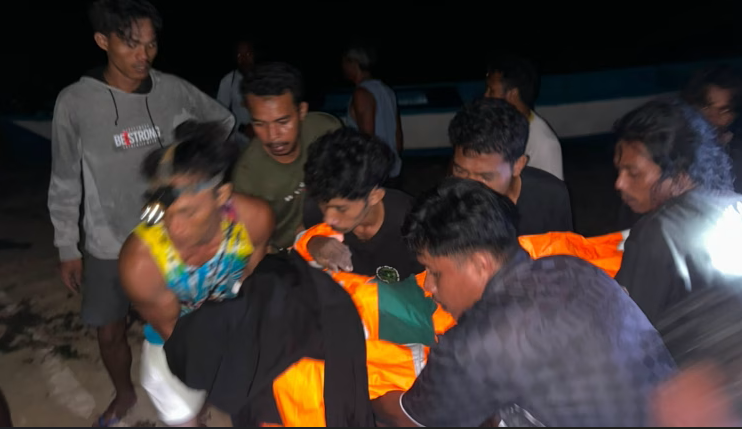 Sejumlah warga mengevakuasi jenazah nelayan Sofyan Awat (54) setelah tersambar petir saat memancing di perairan perbatasan Desa Bido dan Desa Yao, Kabupaten Pulau Morotai, Kamis (18/6/2026).
