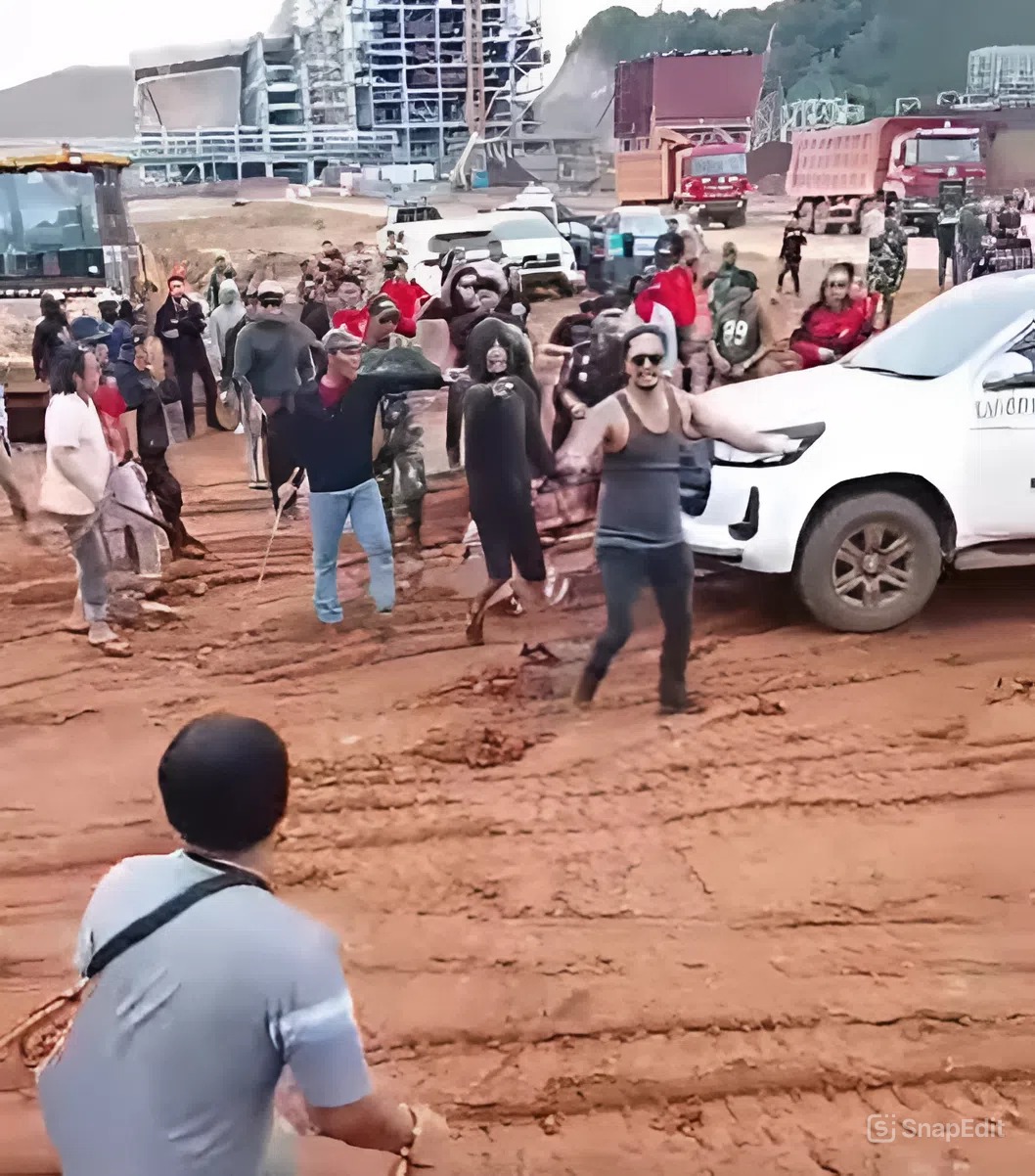 Puluhan Warga Bersenjata Tajam Terlibat Bentrok di Kawasan PT IPIP Kolaka di Desa Sopura, Kecamatan Pomalaa, Kabupaten Kolaka